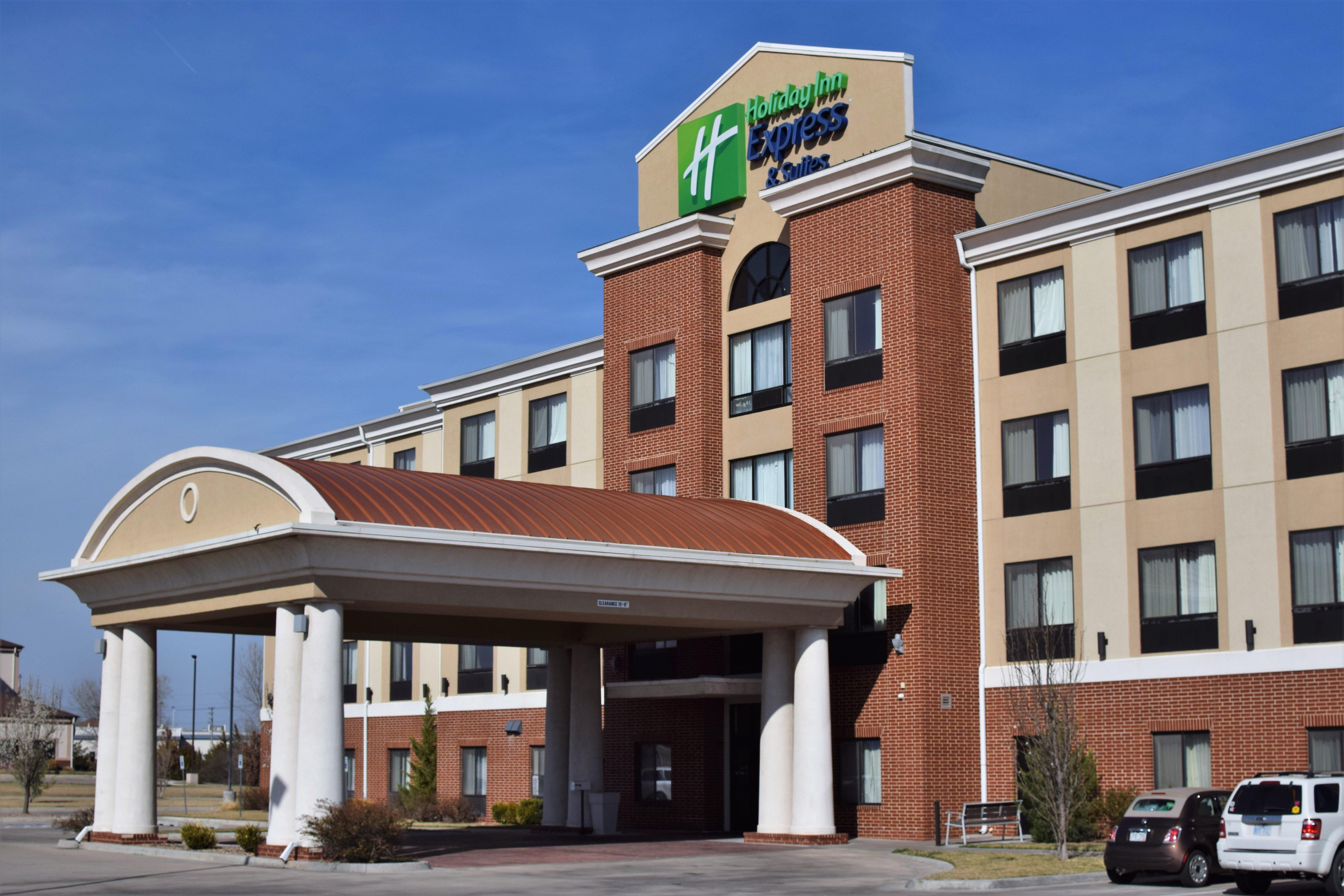 Holiday Inn Express Pratt By Ihg Eksteriør billede