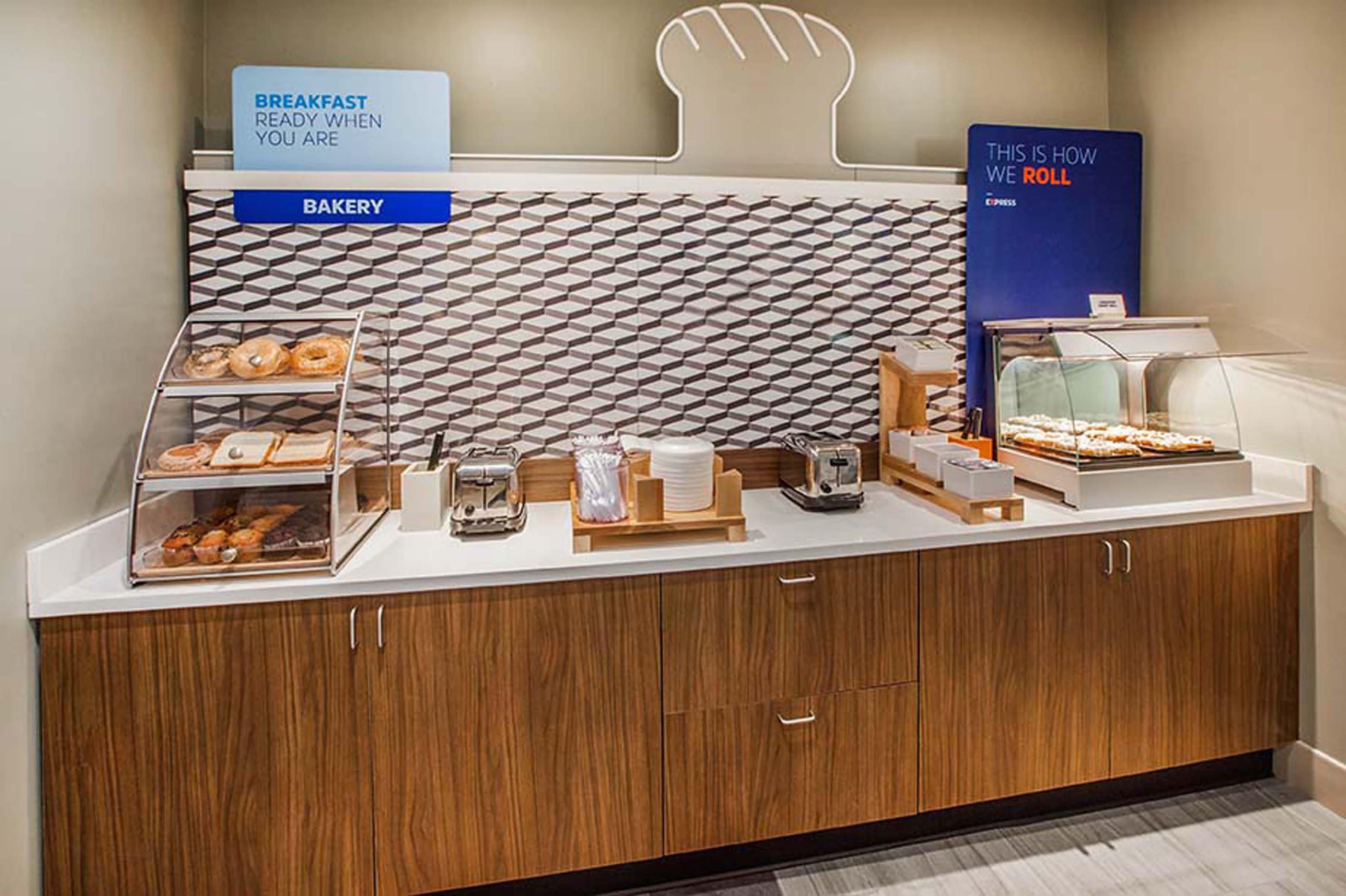 Holiday Inn Express Pratt By Ihg Eksteriør billede
