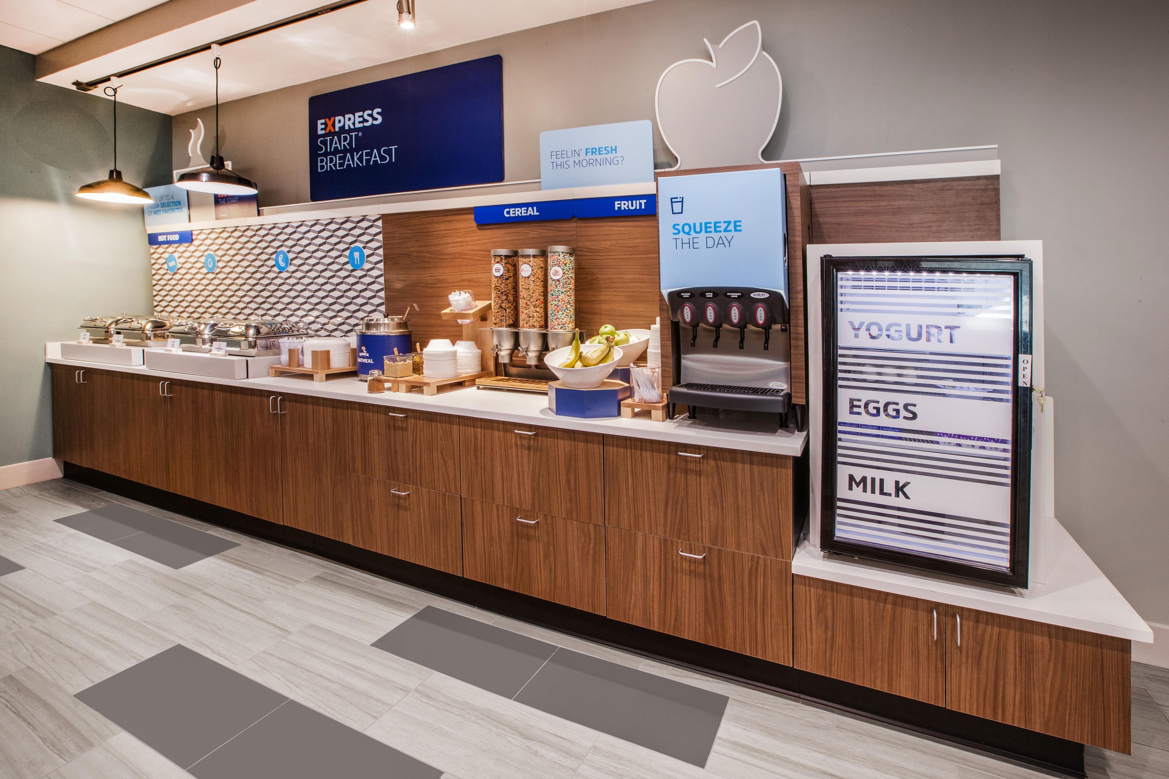 Holiday Inn Express Pratt By Ihg Eksteriør billede