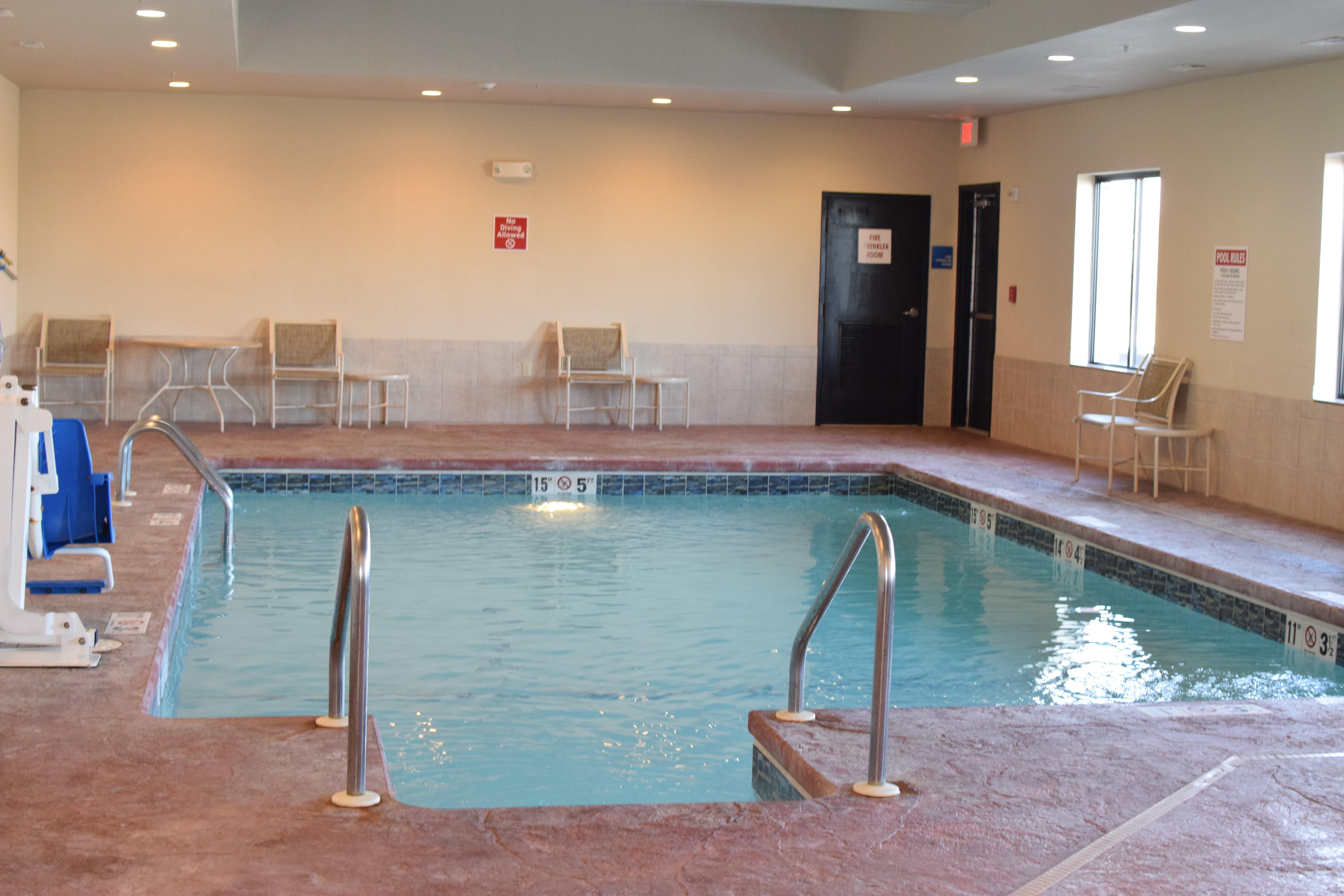 Holiday Inn Express Pratt By Ihg Eksteriør billede