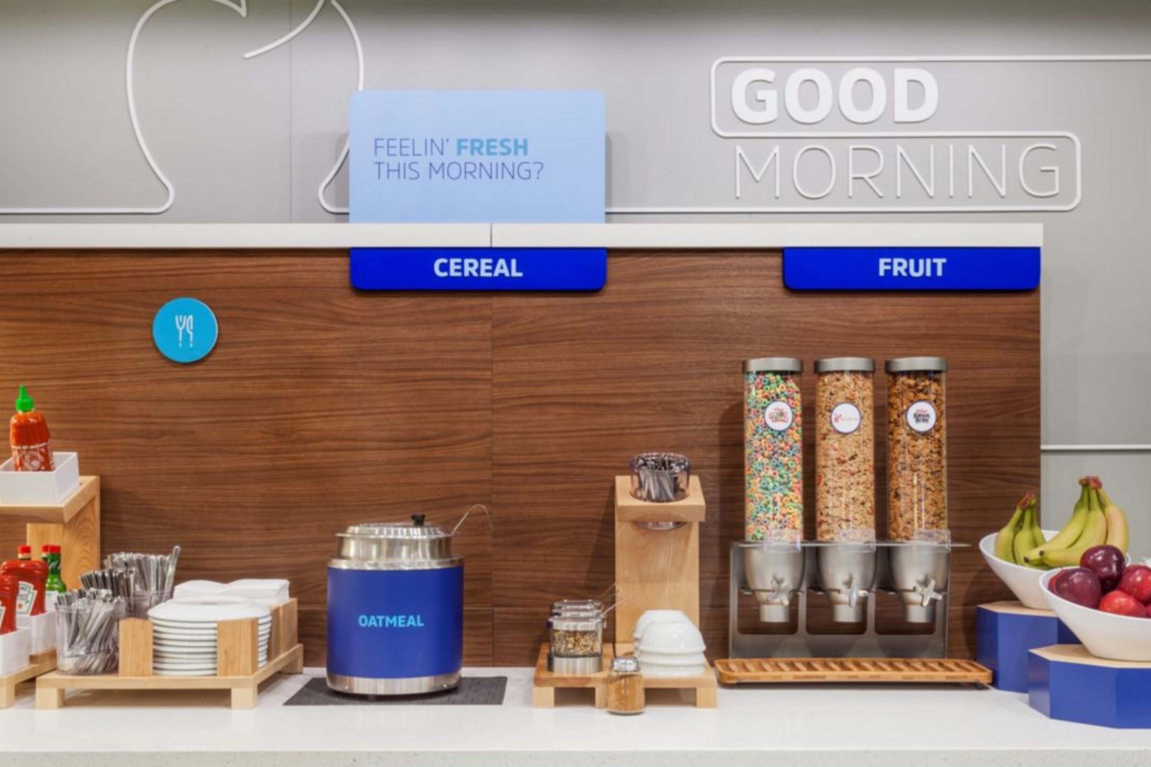Holiday Inn Express Pratt By Ihg Eksteriør billede