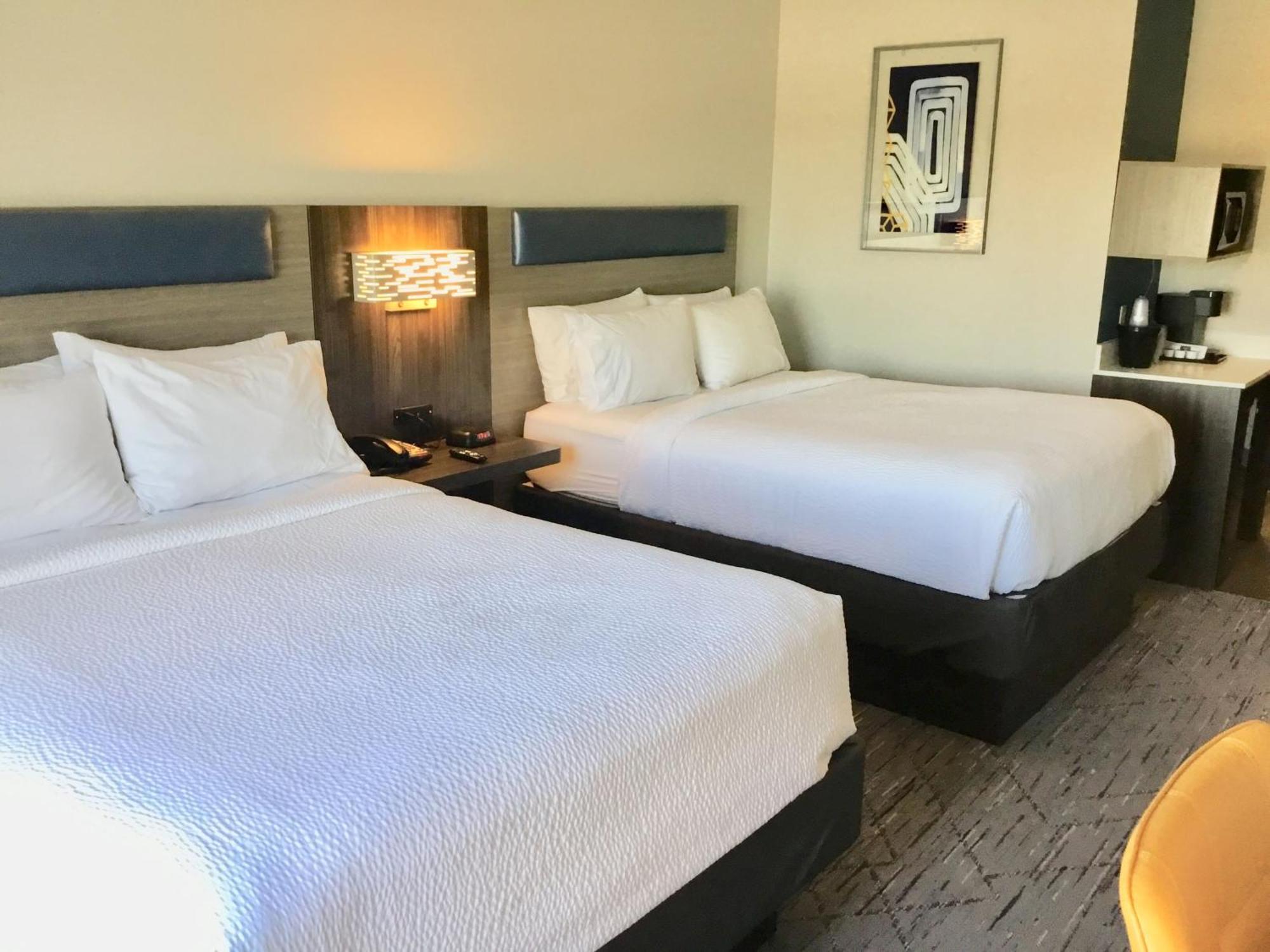 Holiday Inn Express Pratt By Ihg Eksteriør billede